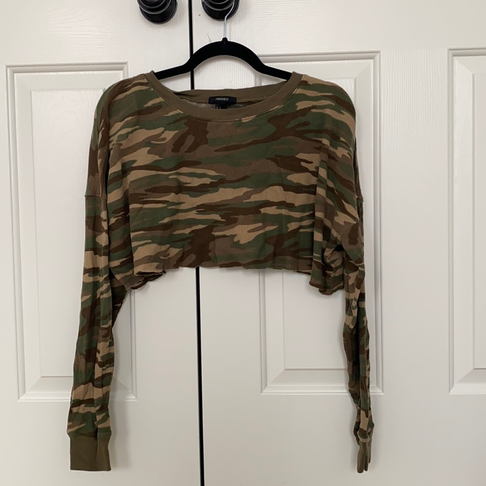 Long sleeve camo print crop top